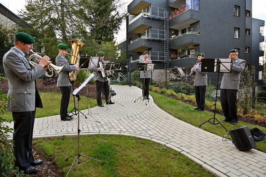 Bundeswehrmusiker musizierten im Garten Eine kleine Abordnung des Musikkorps der Bundeswehr spielte für die Bewohner der Evangelischen Altenpflege Bergisch Gladbach.