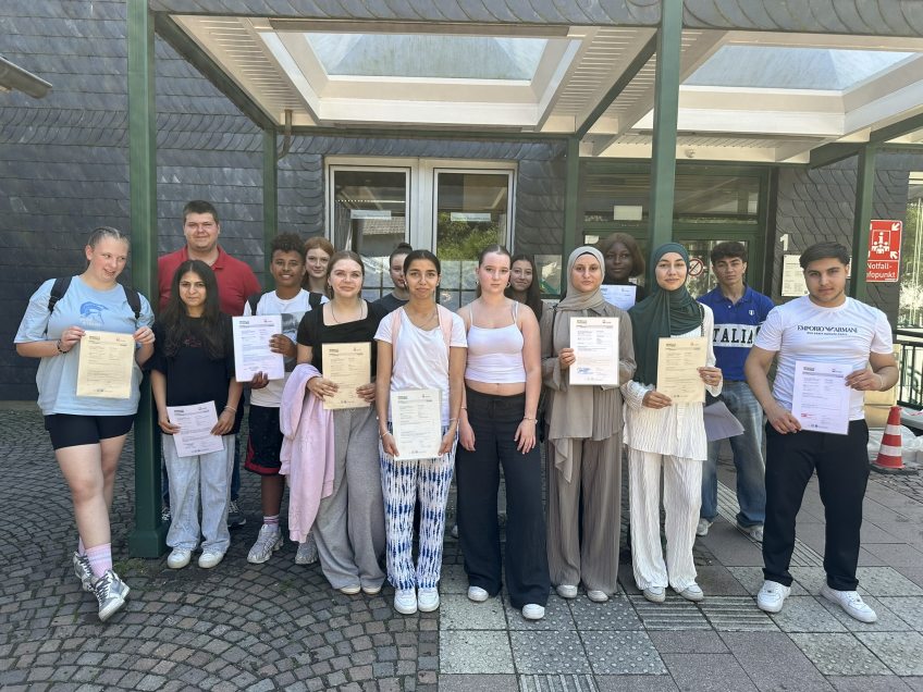 Erfolgreiches-Schulsozialprojekt-%E2%80%9EDas-kommt-gut%E2%80%A6-an%21%E2%80%9C-erh%C3%A4lt-Urkunde-f%C3%BCr-Nominierung-zum-Engagementpreis-NRW-2025