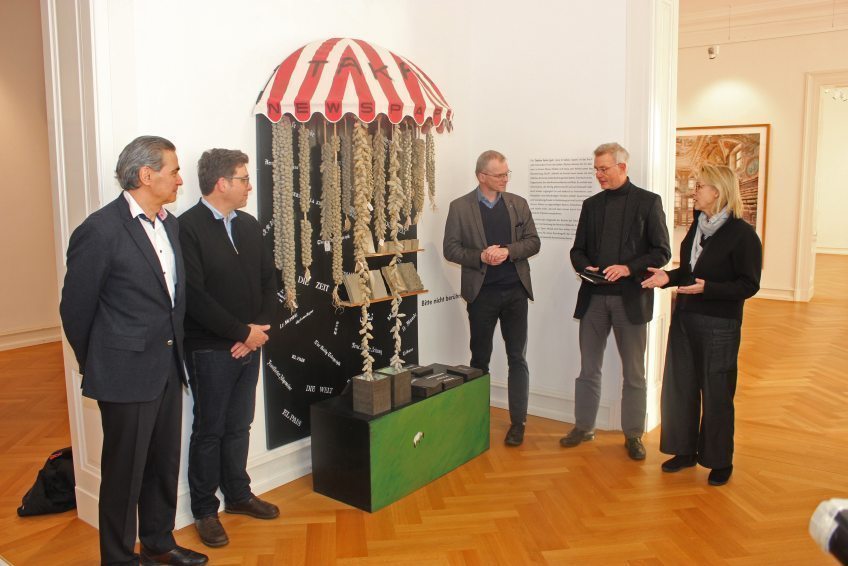 Der Galerie+Schloss e.V. Bergisch Gladbach unterstützt das Kunstmuseum Villa Zanders mit einem Ankauf eines Hauptwerkes der Künstlerin Takako Saito für die städtische Sammlung „Kunst aus Papier“