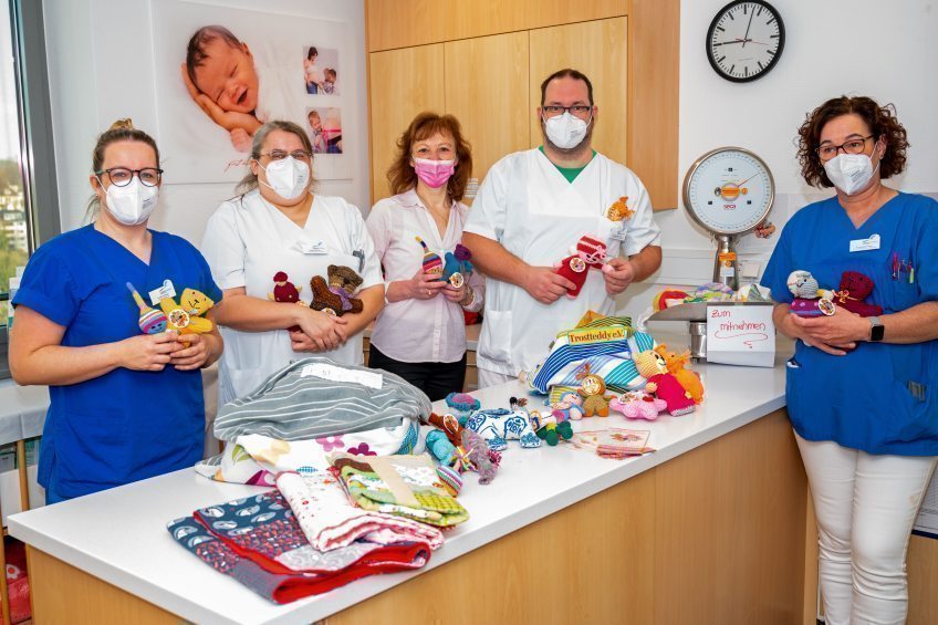 Verein Trostteddy spendet für das EVK  Notaufnahme und Geburtshilfe freuen sich über kleine Trostspender sowie Babydecken und Mützchen.