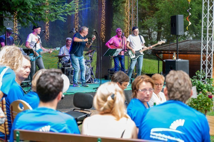 Lebensbejahender Konzertabend    Mit Livemusik im Kirchgarten der Gnadenkirche hat das Hospiz am EVK den Kinder-Lebens-Lauf 2022 unterstützt