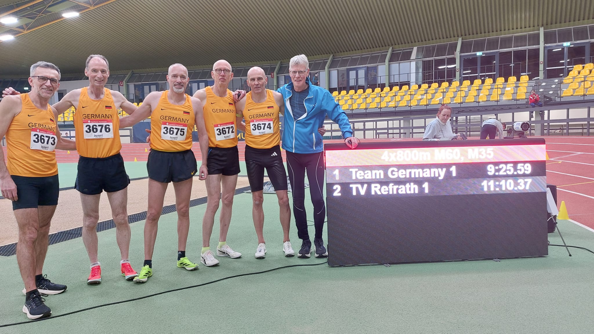 Neuer Hallen Weltrekord in der Masterklasse M60  - 4 x 800 m  9.25,59 min