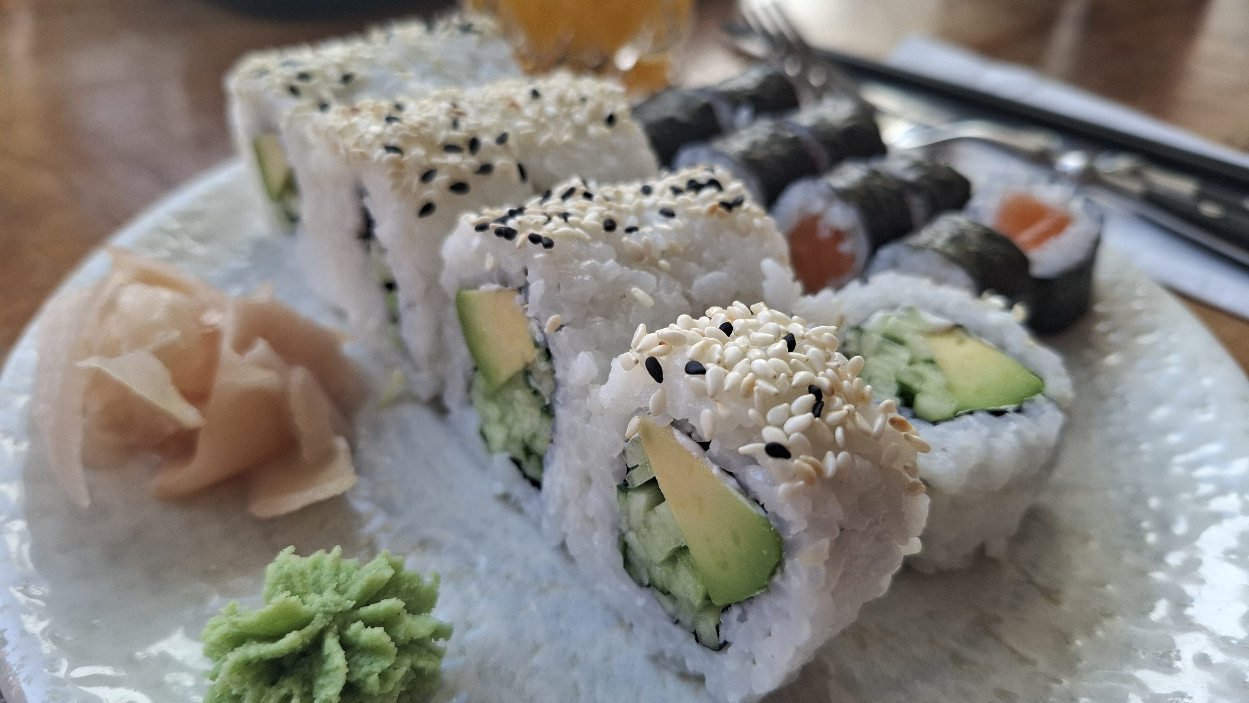 Sushi mit Avocado, Lachs und in vielen anderen Variationen