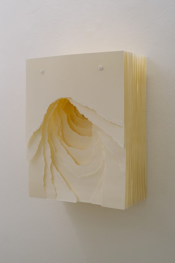 Schwebende-Kunst-aus-Papier-in-Villa-Zanders