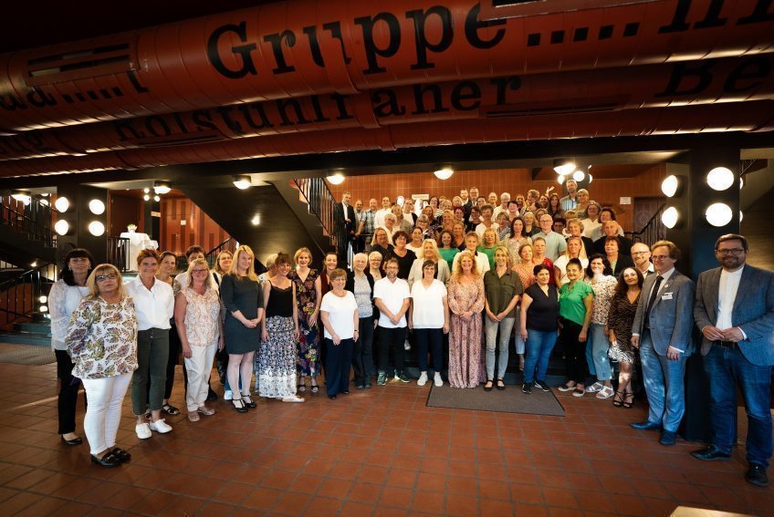 2.400 Jahre auf dem Quirlsberg   Der Gesundheitscampus Quirlsberg ehrte mehr als 100 Mitarbeiterinnen und Mitarbeiter für langjährige Betriebszugehörigkeit. 
