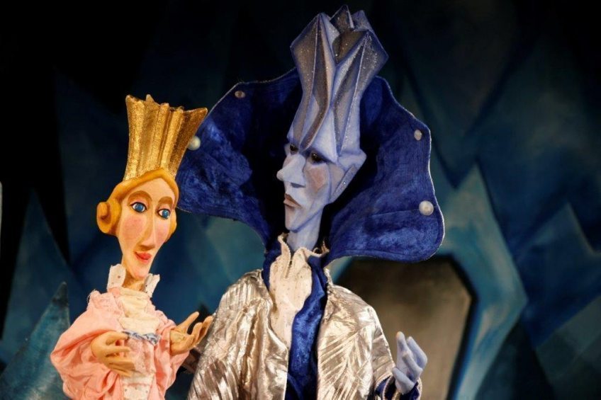 Am Dienstag, den 21. November 2023 ist das Puppenspiel „Kasper und die Eiskönigin“ in einer Inszenierung des Theater Sternkundt zu sehen.