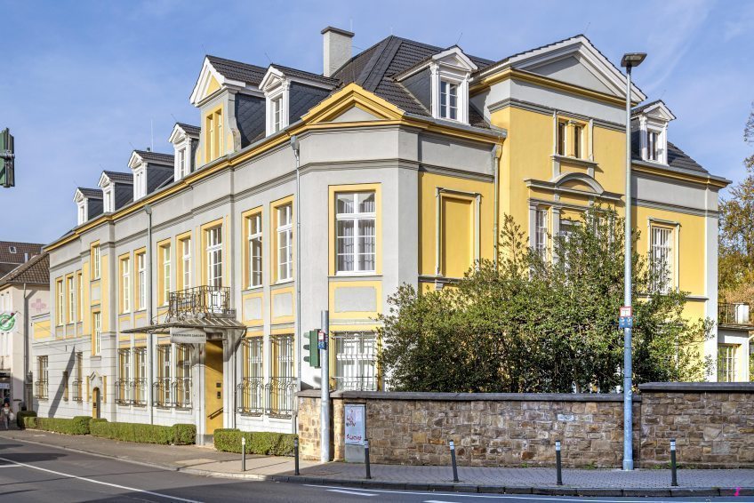 „Die Brücke“ feiert Einzug ins Kulturhaus Zanders Das ambulante Hospiz „Die Brücke“ hat neue Räume im Kulturhaus Zanders bezogen und lädt am 12. November ab 10 Uhr zur Einweihungsfeier ein. „Die Brücke“ feiert Einzug ins Kulturhaus Zanders Das ambulante Hospiz „Die Brücke“ hat neue Räume im Kulturhaus Zanders bezogen und lädt am 12. November ab 10 Uhr zur Einweihungsfeier ein.