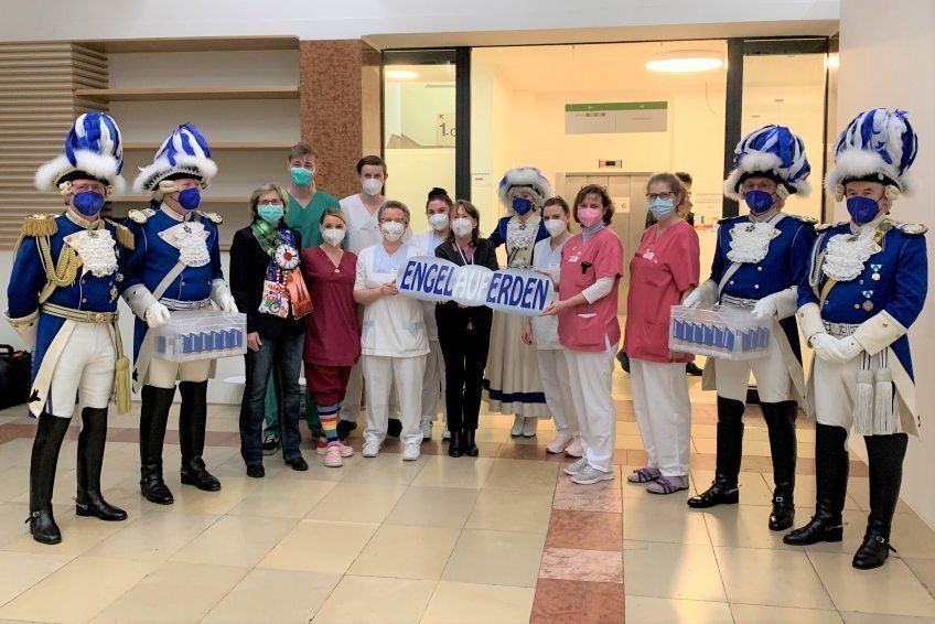 Aktion „Engel auf Erden“ – Kölner Traditionskorps zum Dankes-Besuch im St. Elisabeth-Krankenhaus Köln-Hohenlind Aktion „Engel auf Erden“ – Kölner Traditionskorps zum Dankes-Besuch im St. Elisabeth-Krankenhaus Köln-Hohenlind