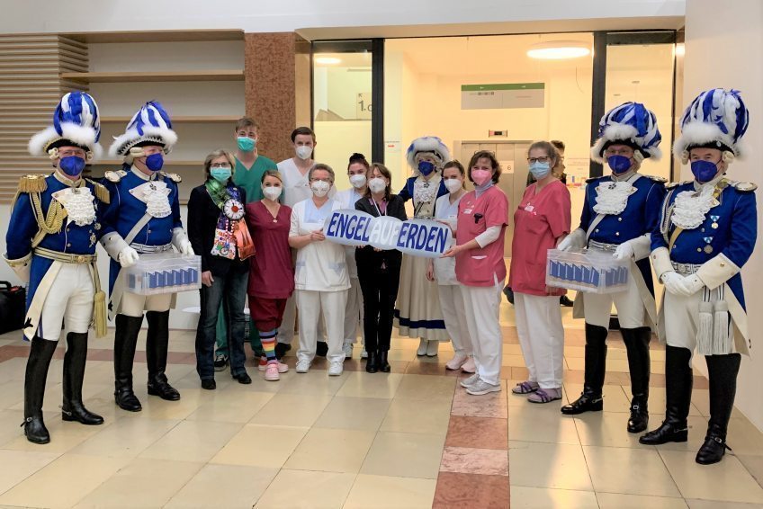 Aktion „Engel auf Erden“ – Kölner Traditionskorps zum Dankes-Besuch im St. Elisabeth-Krankenhaus Köln-Hohenlind 