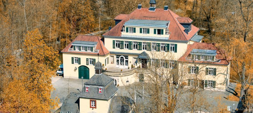  Herbstmarkt auf Schloss Eulenbroich  Kunsthandwerkermarkt vor traumhafter Schlosskulisse  2. bis 3. Oktober 2021