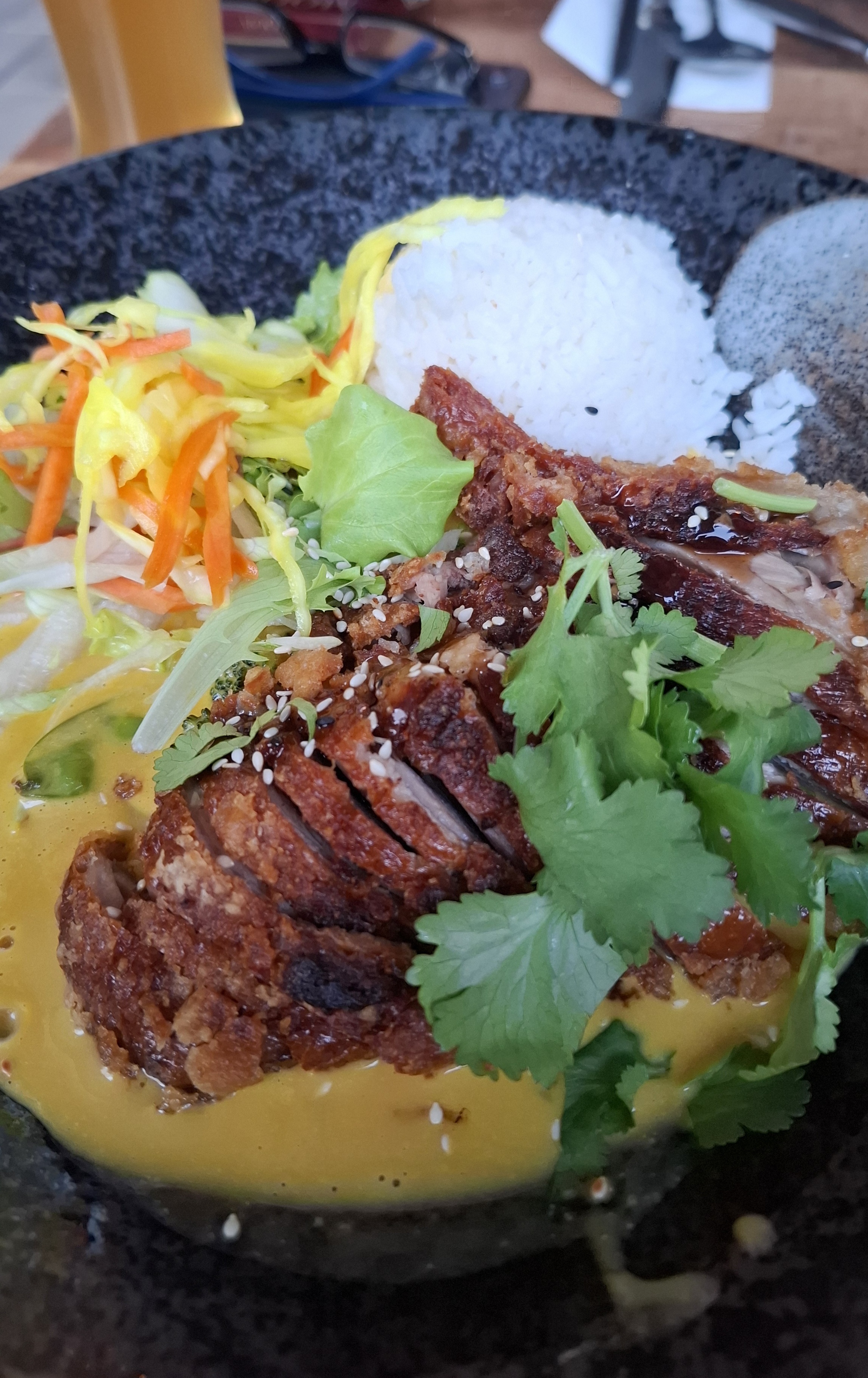 Knusprige Ente, leckeres Hähnchenfleisch und Mangoschorle bei CHIRI