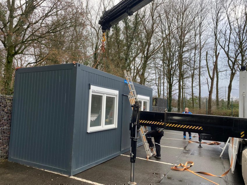 Mediterana in Bensberg stellt hauseigenen Parkplatz für erstes öffentliches Drive-in COVID-19-Schnelltest-Zentrum in Bergisch Gladbach zur Verfügung.